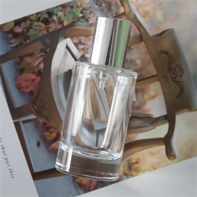 Chai nước hoa nắp từ